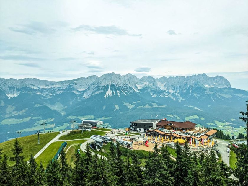 Am Montag, den 24.07.2023, machen wir, wie jedes Jahr, eine ganztägigen Abschlussausflug. Wir fahren nach Ellmau am Fuße des Wilden Kaisers in Tirol, wo wir in „Ellmis Zauberwelt“ eintauchen.