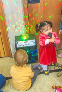 Die Kleine Einsteins haben 2023 haben wir in unserer Kinderkrippe unser Osterfest gefeiert.